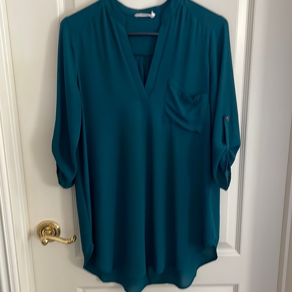 Lush Tunic length tab sleeve top with pocket V-neck